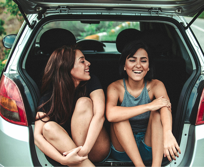 Garotas sentadas no carro