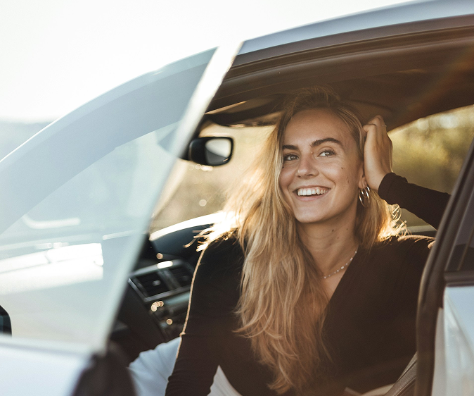 Mulher dentro de carro