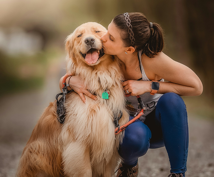 Mulher com cachorro labrador