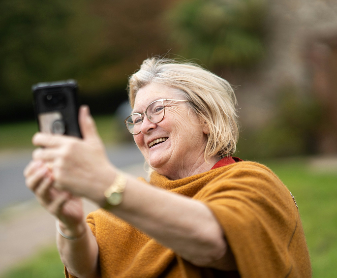 Idosa com smartphone