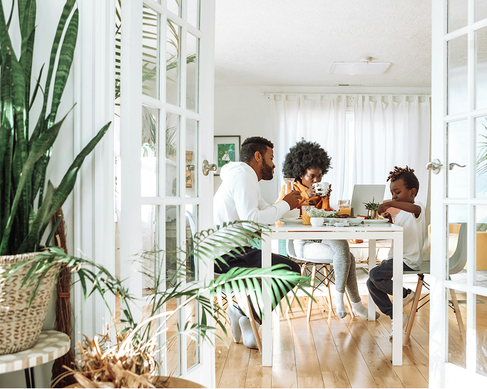 Família dentro de casa